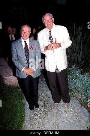 Apr. 17, 2006 - Hollywood, California, Stati Uniti - Tim Conway e Harvey Korman.Emmy Nominee partito. - 1997.TIMCONWAYRETRO(Immagine di credito: © Ed Geller/Globe foto/ZUMAPRESS.com) Foto Stock