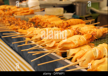 In stile Thai stick arrosto sul grill, tipico cibo di strada in Thailandia Foto Stock