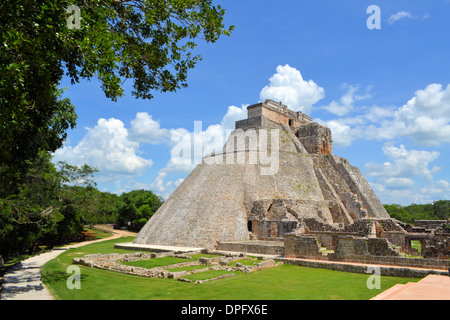 Anicent piramide Maya del mago, Adivino in Uxmal, Yucatan, Messico Foto Stock