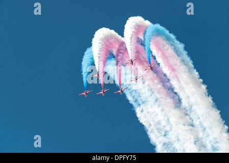 La British Royal Air Force militare Display Aerobatic Team, le frecce rosse eseguire un loop contro un cielo blu chiaro al RIAT Foto Stock