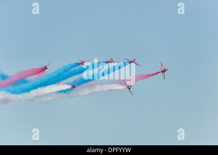 La British Royal Air Force militare Display Aerobatic Team, le frecce rosse eseguire una formazione a rompersi durante il 2013 RIAT Foto Stock