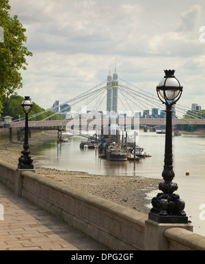 Vista del ponte di Albert forma Chelsea Embankment, London, Regno Unito Foto Stock