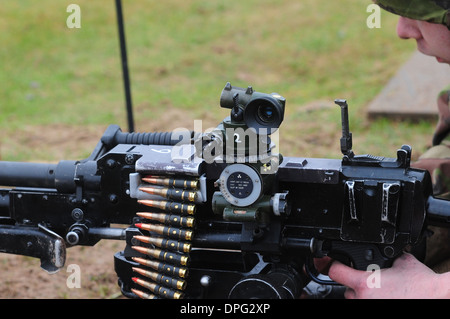 GPMG - Impieghi generali mitragliatrice in SF ,subchain fire ruolo con una C2 vista attaccata.GPMG montato su tripiod, configurato fo Foto Stock