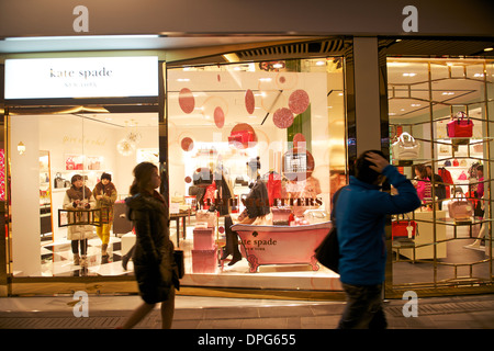 La gente a piedi passato recentemente inaugurato Kate Spade in store Sanlitun, Pechino, Cina. 11-Gen-2014 Foto Stock