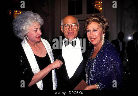 Dic. 30, 2005 - New York New York, Stati Uniti - Bea Arthur, Norman Lear, e Jean Stapleton. - JEANSTAPLETONRETRO(Immagine di credito: © Judie Burstein/Globe foto/ZUMAPRESS.com) Foto Stock