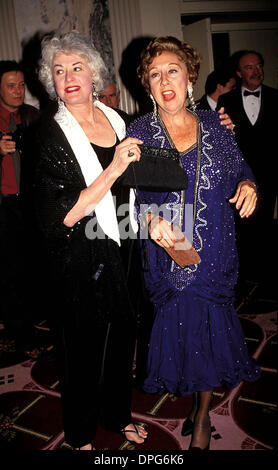 Dic. 30, 2005 - New York New York, Stati Uniti - Bea Arthur e Jean Stapleton. - JEANSTAPLETONRETRO(Immagine di credito: © Judie Burstein/Globe foto/ZUMAPRESS.com) Foto Stock