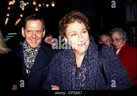 Dic. 30, 2005 - New York New York, Stati Uniti - Tony Randall e Jean Stapleton. - JEANSTAPLETONRETRO(Immagine di credito: © Judie Burstein/Globe foto/ZUMAPRESS.com) Foto Stock