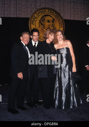 Sett. 22, 2006 - New York New York, Stati Uniti - JERRY STILLER con Ben Stiller , ANNE MEARA A NEW YORK FRATI CLUB ARROSTI JERRY STILLER , HILTON HOTEL NEW YORK New York 10-01-1999.(Immagine di credito: © Judie Burstein/Globe foto/ZUMAPRESS.com) Foto Stock