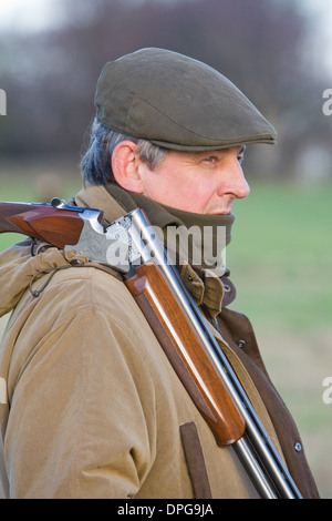 Un uomo con un fucile da caccia su un fagiano sparare in Inghilterra Foto Stock