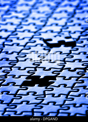 Diversi pezzi di un puzzle messo insieme che simboleggiano il successo e il completamento di un progetto Foto Stock