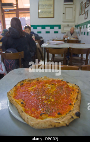 Pizza marinara a Da Michele pizzeria Napoli Campania Italia Europa Foto Stock
