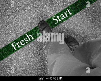 Uomo che cammina su una linea verde con parole fresh start Foto Stock