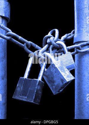 Diverse serrature e catena sul cancello di recinzione per la sicurezza Foto Stock