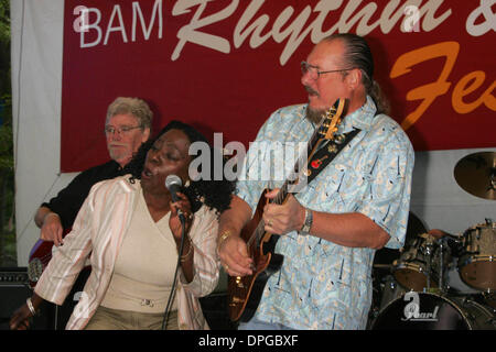 Giugno 13, 2006 - New York New York, Stati Uniti - Il leggendario soul band, Booker T & THE MGs ESEGUIRE PRESSO LA METRO TECH PLAZA con il cantante SHARON JONES come parte della Brooklyn Academy of Music di rhythm and blues festival.BROOKLYN 06-14-2007. SHARON JONES ESEGUENDO WITHBOOKER T. E MGs.K53491RM(Immagine di credito: © Rick Mackler/Globe foto/ZUMAPRESS.com) Foto Stock