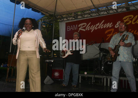 Giugno 13, 2006 - New York New York, Stati Uniti - Il leggendario soul band, Booker T & THE MGs ESEGUIRE PRESSO LA METRO TECH PLAZA con il cantante SHARON JONES come parte della Brooklyn Academy of Music di rhythm and blues festival.BROOKLYN 06-14-2007. SHARON JONES ESEGUENDO WITHBOOKER T. E MGs.K53491RM(Immagine di credito: © Rick Mackler/Globe foto/ZUMAPRESS.com) Foto Stock