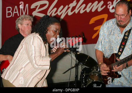 Giugno 13, 2006 - New York New York, Stati Uniti - Il leggendario soul band, Booker T & THE MGs ESEGUIRE PRESSO LA METRO TECH PLAZA con il cantante SHARON JONES come parte della Brooklyn Academy of Music di rhythm and blues festival.BROOKLYN 06-14-2007. SHARON JONES ESEGUENDO WITHBOOKER T. E MGs.K53491RM(Immagine di credito: © Rick Mackler/Globe foto/ZUMAPRESS.com) Foto Stock