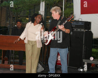 Giugno 13, 2006 - New York New York, Stati Uniti - Il leggendario soul band, Booker T & THE MGs ESEGUIRE PRESSO LA METRO TECH PLAZA con il cantante SHARON JONES come parte della Brooklyn Academy of Music di rhythm and blues festival.BROOKLYN 06-14-2007. DONALD 'DUCK'' DONN E SHARON JONES. SHARON JONES ESEGUENDO WITHBOOKER T. E MGs.K53491RM(Immagine di credito: © Rick Mackler/Globe foto/ZUMA Foto Stock