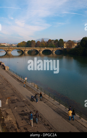 I Murazzi del Po lungofiume centrale città di Torino Piemonte Italia del nord Europa Foto Stock