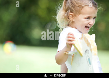 Bambina sul cavallo a dondolo Foto Stock