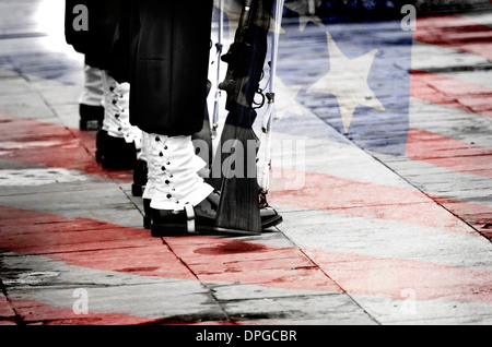 Fila di soldati di foratura e di marciare con la bandiera americana in background Foto Stock