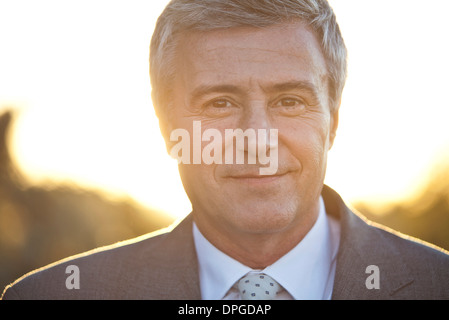 Coppia business executive, retroilluminato, ritratto Foto Stock