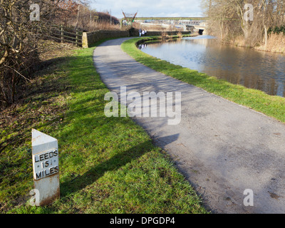 Un cartello sul canale Leeds-Liverpool vicino a Bingley. Foto Stock