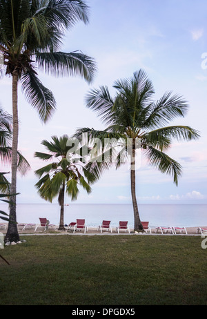 Alba si rompe i Caraibi su Sandcastle beach sull'isola di St. Croix, U.S. Isole Vergini. Isole Vergini Americane, USVI, U.S.V.I. Foto Stock