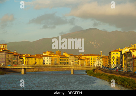 Il fiume Arno riverside con mountain in background centrale città di Pisa Toscana Italia Europa Foto Stock