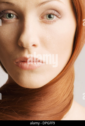 Donna con capelli avvolta attorno al collo, close-up verticale Foto Stock