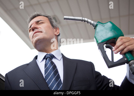 I consumatori con poche alternative express frustrazione come i prezzi del gas soar e industria petrolifera i profitti crescono Foto Stock