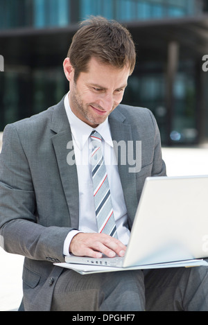 Uomo d affari con computer portatile all'aperto Foto Stock