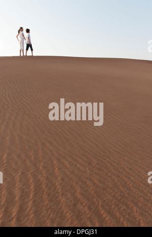 Fratello e Sorella e camminare lungo la parte superiore delle dune Foto Stock