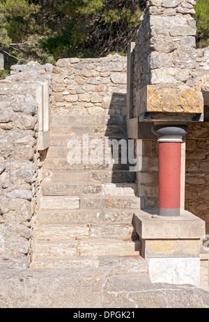 Colonna e scalinata sud House, il Palazzo di Cnosso, Heraklion, Creta, Grecia Foto Stock