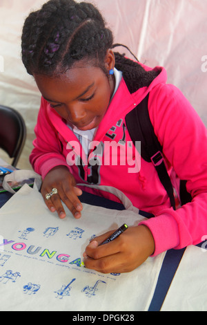 Miami Florida,Book Fair International,Miami Dade College,festival,Black girl girls,youngster,female kids children students coloring,coloring, Foto Stock