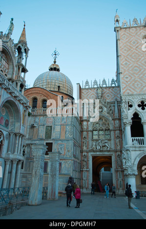 Porta della Carta di porta tra il Palazzo Ducale e la Basilica di San Marco, Piazza San Marco la Piazza San Marco a Venezia, Italia Foto Stock