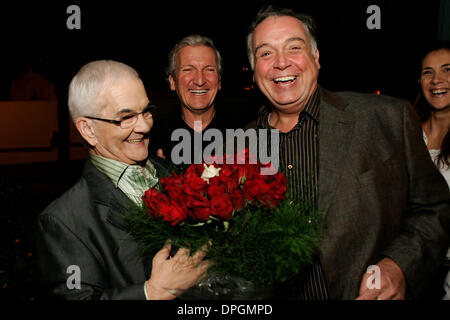 Oct 05, 2006 - Lisbona, Portogallo - Carlos Castro e VITOR NOBRE (R) durante il suo sessantesimo compleanno in Almada su Ottobre 5, 2006. Gennaio 2011 65 anno vecchio giornalista portoghese, Carlos de Castro che fu massacrato a morte in un lussuoso hotel di NYC stanza e chi ha avuto anche il suo scroto cut off. Fallo giocare davvero. Attualmente le autorità si stanno interrogando il suo 20 qualcosa di amante maschio- Renato Seab Foto Stock