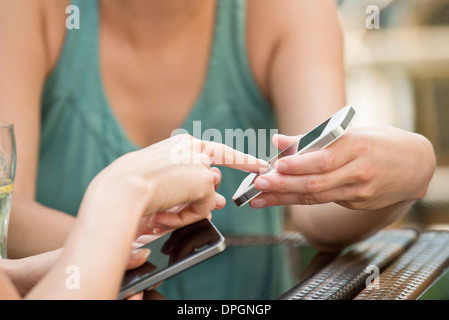 Gli amici gli smartphone di accoppiamento per lo scambio di dati Foto Stock