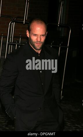 Dicembre 2, 2006 - New York New York, Stati Uniti - Arrivi per lo screening di revolver.TRIBECA GRAND HOTEL, NYC. 12-03-2007. 2007.Jason Statham.K55746RM(Immagine di credito: © Rick Mackler/Globe foto/ZUMAPRESS.com) Foto Stock