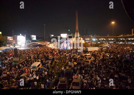 Bangkok, Tailandia. Xiii gen, 2014. Governo anti-manifestanti occupano il Monumento della Vittoria durante il primo giorno di una dimostrazione di massa su gennaio 13, 2014 a Bangkok, in Thailandia. La paura di nuove violenze e instabilità come il governo anti-manifestanti spostare in avanti nel tentativo di shutdown Bangkok bloccando i principali incroci nel cuore della città nella loro lunga campagna per cacciare il governo del Primo Ministro Yingluck Shinawatra. Credito: PixelPro/Alamy Live News Foto Stock