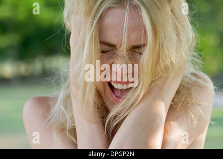 Donna che grida Foto Stock