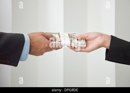 Imprenditore e imprenditrice holding di pile di contanti Foto Stock