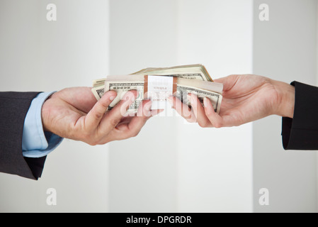 Imprenditore e imprenditrice holding di pile di contanti Foto Stock