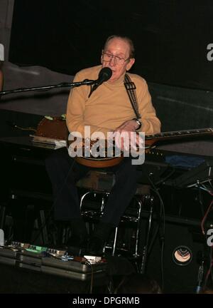 Giugno 11, 2006 - New York New York, Stati Uniti - La leggenda della chitarra Les Paul celebra il suo 92º compleanno eseguendo in Iridium jazz club.MIDTOWN 06-10-2007. 2007.chitarra leggenda LES PAUL .K53446RM(Immagine di credito: © Rick Mackler/Globe foto/ZUMAPRESS.com) Foto Stock