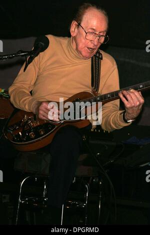 Giugno 11, 2006 - New York New York, Stati Uniti - La leggenda della chitarra Les Paul celebra il suo 92º compleanno eseguendo in Iridium jazz club.MIDTOWN 06-10-2007. 2007.chitarra leggenda LES PAUL .K53446RM(Immagine di credito: © Rick Mackler/Globe foto/ZUMAPRESS.com) Foto Stock