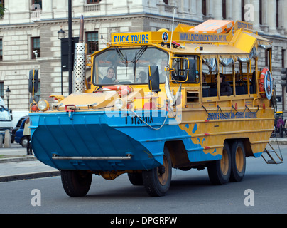 Un veicolo della London Duck Tours in piazza del Parlamento, Londra, Inghilterra, Regno Unito. Foto Stock