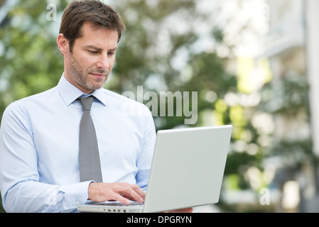 Uomo d affari con computer portatile all'aperto Foto Stock