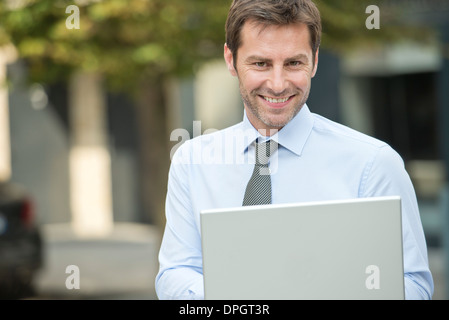 Uomo d affari con computer portatile all'aperto Foto Stock