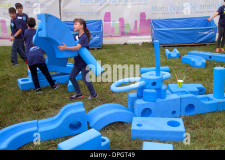 Miami Florida,Book Fair International,Miami Dade College,Children's Alley,festival,studenti di classe viaggio campo,compagni di classe,ragazze ispaniche,yo Foto Stock