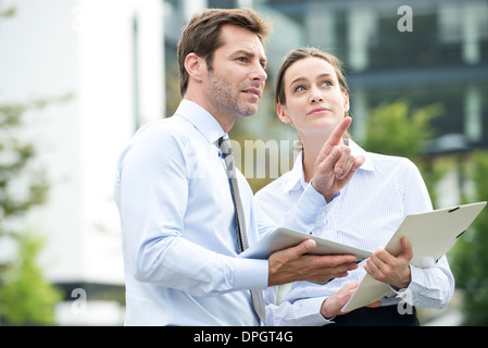 Business Associates collabora con tavoletta digitale Foto Stock