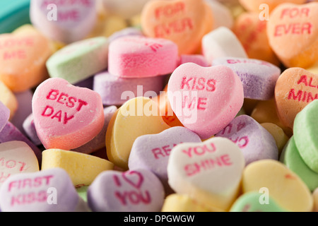 Caramelle colorate conversazione cuori per il giorno di San Valentino Foto Stock